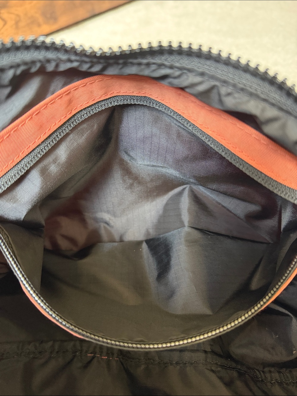 BAGGU RHUBARB NYLON CRESCENT - Picture 4 of 4